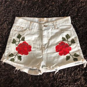 Light blue denim shorts with rose detail